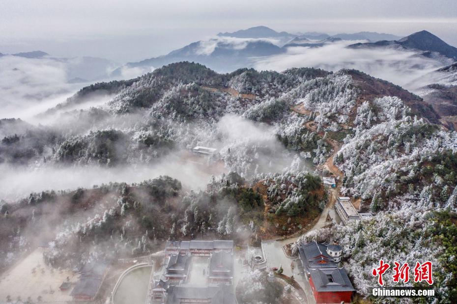 江西武宁太平山雾凇景观 如梦如幻蔚为壮观