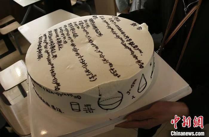 南京航空航天大学食堂派发考研蛋糕：哪里不会吃哪里