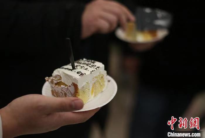 南京航空航天大学食堂派发考研蛋糕：哪里不会吃哪里