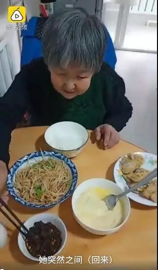 又双??蓿?5岁儿子不让105岁父亲喝酒，反被训斥！网友：太幸福