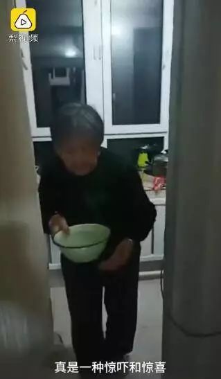 又双??蓿?5岁儿子不让105岁父亲喝酒，反被训斥！网友：太幸福