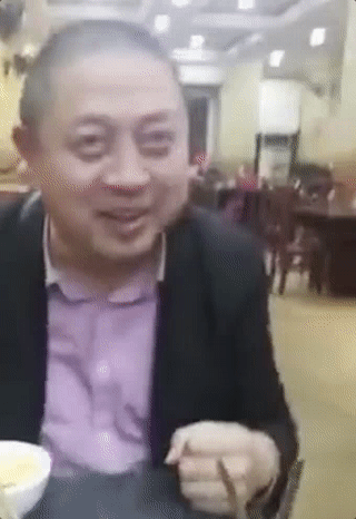 又双??蓿?5岁儿子不让105岁父亲喝酒，反被训斥！网友：太幸福