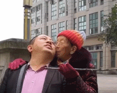 又双??蓿?5岁儿子不让105岁父亲喝酒，反被训斥！网友：太幸福