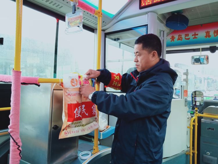 雨雪交加319路公交司机备上爱心雨衣