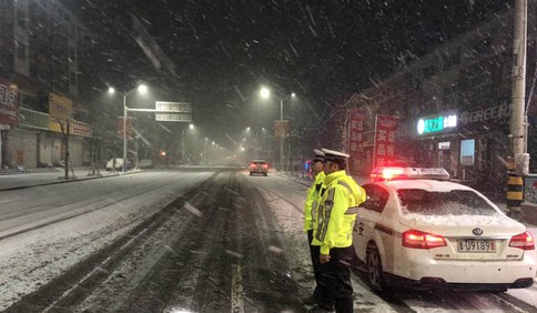 黄岛交警浴“雪”奋战，守护春运平安出行