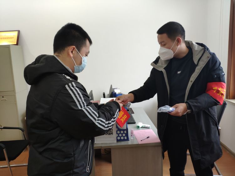 老人口罩桶_老人戴口罩(2)