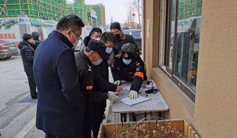 不間斷為居民小區調配專用口罩收集桶，他們是沖鋒在一線的“逆行者”