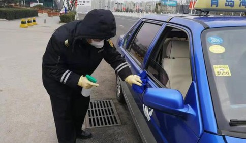 确保乘客安全，青岛的哥免费给同行车辆消毒