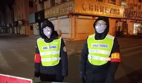 休假大學生主動向社區請纓，寒風中堅守防控第一線