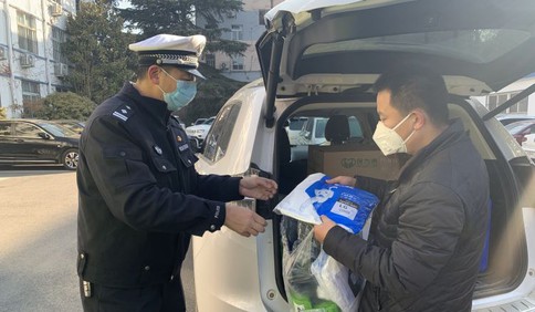 看到交警缺防護裝備，熱心市民送來防護用品