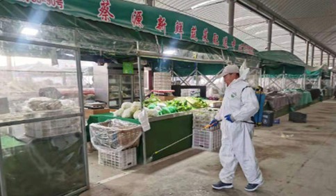 十甲農貿市場早、中、晚一天三次消毒，實行入場檢測制度