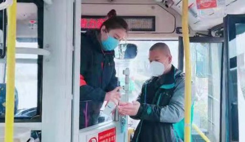 点赞！全面消毒一切为乘客安全出行