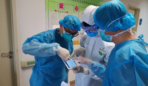 自动驾驶、自行避障、自行消毒喷药显威力 青岛首台消毒机器人正式交付使用