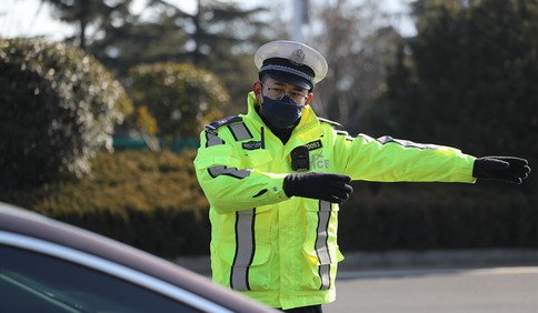 直击防疫一线：交警24小时严守青岛入口 日检入青车辆近千辆