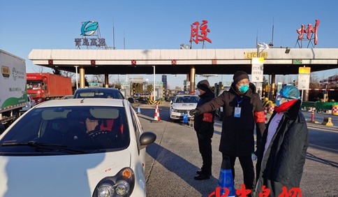 胶州:连续4天连轴转，每天查车近3000辆