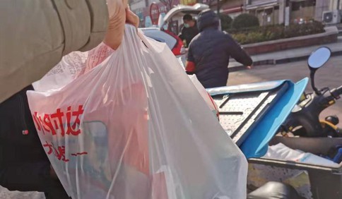 您无需出门，社区超市、水果店采取的无接触自配送业务火了