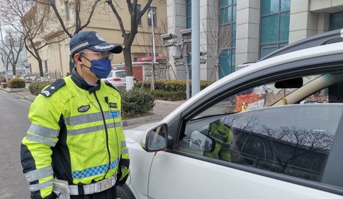 交警王培尧：忙完工作半夜赶回100多公里外的老家，刚吃完饭就接到上岗指令他毫无怨言