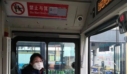 青島防“疫”夫妻檔：最美公交藍 攜手逆行奔前線