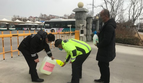 太暖心！青島駕駛員自購三百斤消毒液免費發給市民
