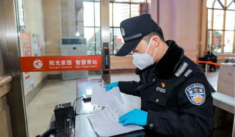 全家上陣戰“疫情”：既是家人 也是戰友