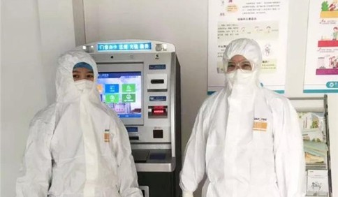 這就是山東丨為節約使用防護服，年輕護士20個小時不吃不喝不上廁所