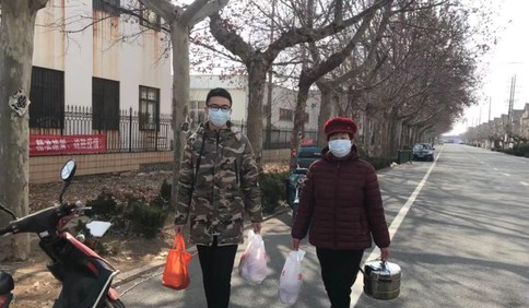 為防控值班人員送上雞蛋和小米粥，即墨區龍山街道貧困戶疫情面前不做“旁觀者”