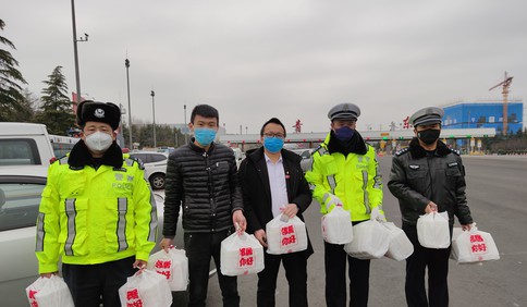 這就是山東|寒風中交警抗擊疫情 青島這家企業送上60余份熱騰水餃暖人心
