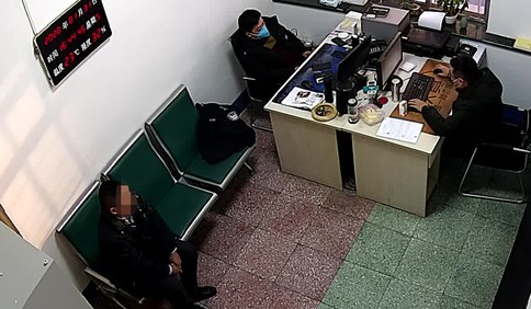 大闹防疫卡口、撒谎还驾车撞人 西海岸一男子被警方拘5日