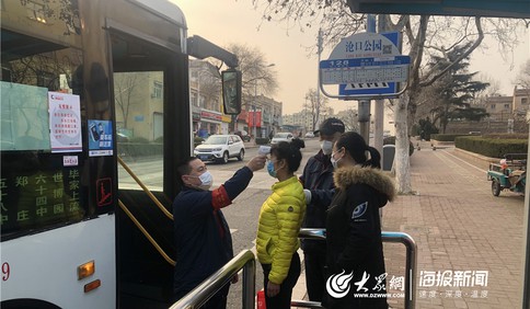 青岛公交志愿者上岗  客流密集站点实行“车外测温”
