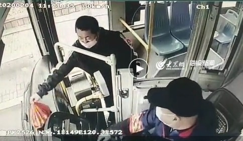 監控拍下暖心一幕：青島公交乘客放下水果轉身就走