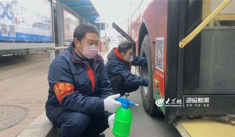 青岛公交“防疫父子兵”  守护市民出行安全