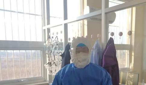 这就是山东|青岛即墨一对医生夫妇上阵战疫情 防护服成最美情侣装