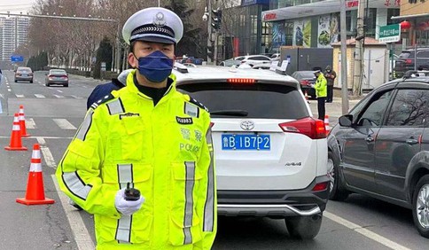 党旗在前党员向前！疫情不灭交警不退！蒋山：身先士卒忘我工作