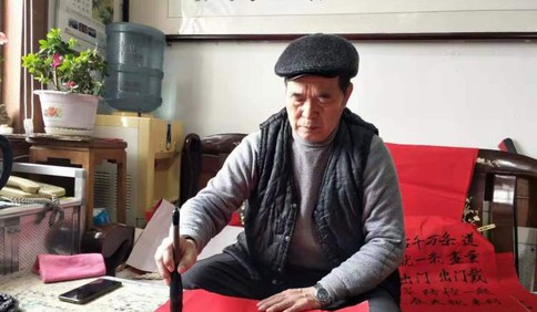 味道“土”，功能大！73岁老党员两天手写百余宣传标语