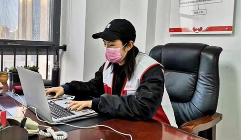 寒假期间这名高校大学生选择当一名志愿者，奋战在防疫一线