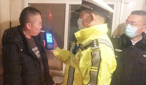 这对警察夫妻抗击过非典，用行动诠释最美逆行