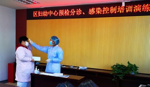 青岛一医生独创“测温手势”，大大加快检测速度