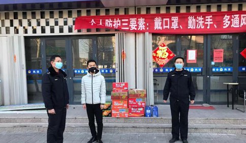 胶州高中生为抗疫一线执法队员送来11箱食品