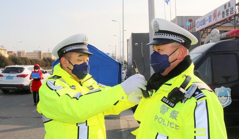 这就是山东|寒风中执勤8小时、13天没回过家 李沧这位老交警奋战在防疫一线