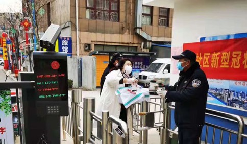 暖心！街頭守候疫情防控員收到居民送來的熱飲
