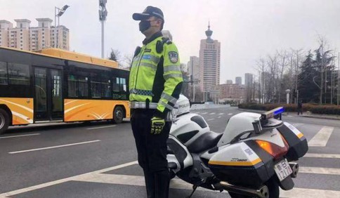 這個交警真貼心，口袋里多放兩只口罩送給需要的路人