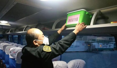 230部通勤班车全部配备红外体温检测仪，体温正常方可乘车