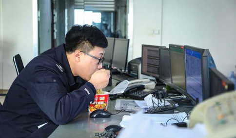 睡眠不足5小时一日三餐都在办公桌上吃，这就是平度交警122指挥中心辅警李璐杰的抗疫日常