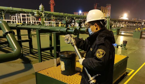 万吨原油靠港连夜查验！黄岛海关抗疫情、抓生产保障口岸通关顺畅