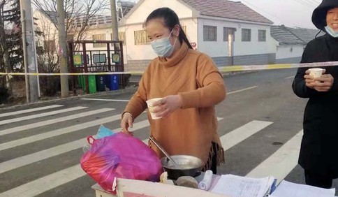 戰(zhàn)“疫”一線，巾幗網(wǎng)格員別樣紅