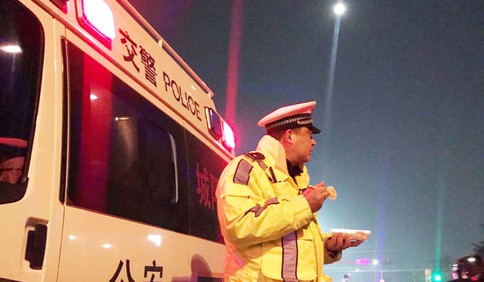 抗擊疫情月亮為伴，城陽交警24小時堅守崗位