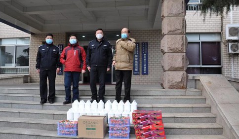 抗擊疫情，你我同在！開發區愛心人士和企業向一線民警捐贈物資