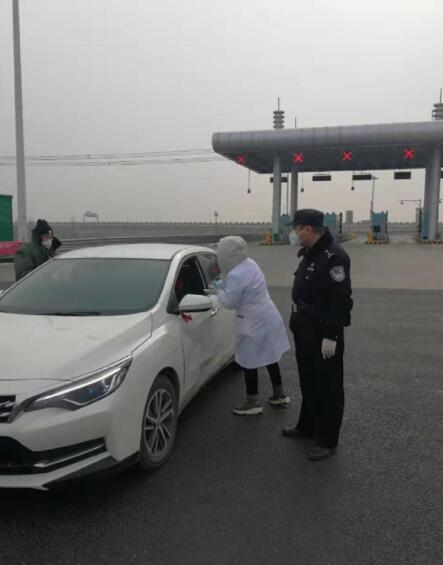 「民警|河北龙网」嫌疑人故意朝民警咳嗽、呼气 民警无畏无惧将其抓获