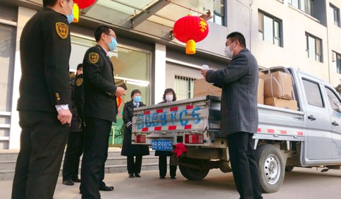 這就是山東|愛心人士送來“補給品”:殺菌劑、消毒液、大碗面、火腿腸……