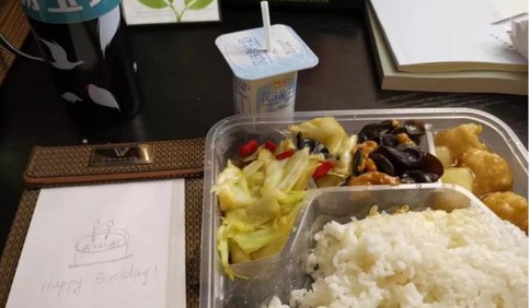 感動！畫在紙上的生日蛋糕，青大附院支援前線姐妹花度過難忘的戰地生日